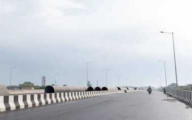 Hint Yolu Karayolları, Yeni geliştirilen Delhi-Meerut Ekspres Yolu Sabahın erken saatlerinde mavi gökyüzünde bulutlar ile manzara