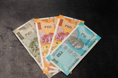 Yeni Hint para birimi 500, 200 ve 50 siyah ahşap arka planda izole