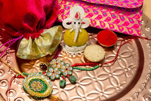 Індійський Фестиваль Raksha Bandhan Тло Елегантним Барвистим Rakhi Gift Rice — стокове фото