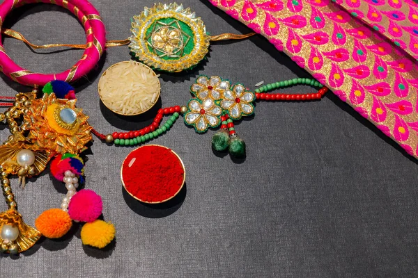 Festival Indio Fondo Raksha Bandhan Con Elegante Colorido Rakhi Regalo — Foto de Stock