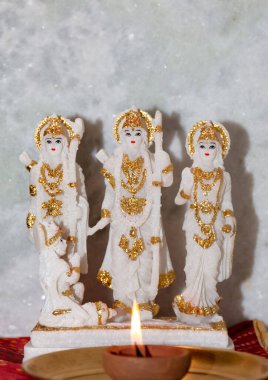 Ayodhya 'daki Ram Tapınağı inşaatı sırasında Diya Light Lord Ram için.