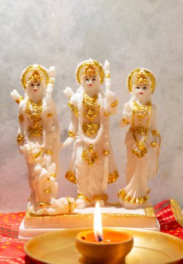 Ayodhya 'daki Ram Tapınağı inşaatı sırasında Diya Light Lord Ram için.