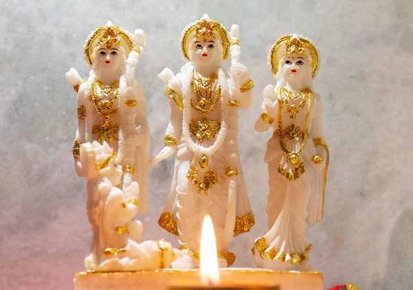 Ayodhya 'daki Ram Tapınağı inşaatı sırasında Diya Light Lord Ram için.