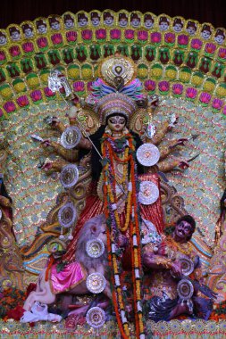 Yeni Delhi, Hindistan 'da renkli ışıkta çekilen Durga Puja pandalında tanrıça Durga idolü. Durga Puja, Hinduizm 'in en büyük dini festivali ve şimdi dünya çapında ünlü.