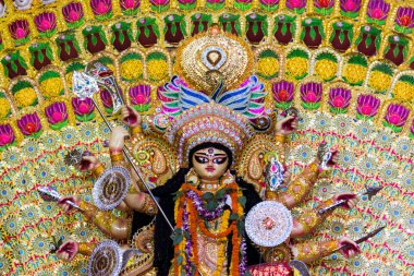 Yeni Delhi, Hindistan 'da renkli ışıkta çekilen Durga Puja pandalında tanrıça Durga idolü. Durga Puja, Hinduizm 'in en büyük dini festivali ve şimdi dünya çapında ünlü.
