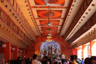 Yeni Delhi, Hindistan 'da renkli ışıkta çekilen Durga Puja pandalında tanrıça Durga idolü. Durga Puja, Hinduizm 'in en büyük dini festivali ve şimdi dünya çapında ünlü.