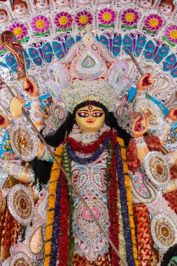 Yeni Delhi, Hindistan 'da renkli ışıkta çekilen Durga Puja pandalında tanrıça Durga idolü. Durga Puja, Hinduizm 'in en büyük dini festivali ve şimdi dünya çapında ünlü.