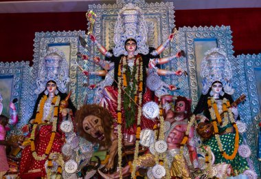 Yeni Delhi, Hindistan 'da renkli ışıkta çekilen Durga Puja pandalında tanrıça Durga idolü. Durga Puja, Hinduizm 'in en büyük dini festivali ve şimdi dünya çapında ünlü.
