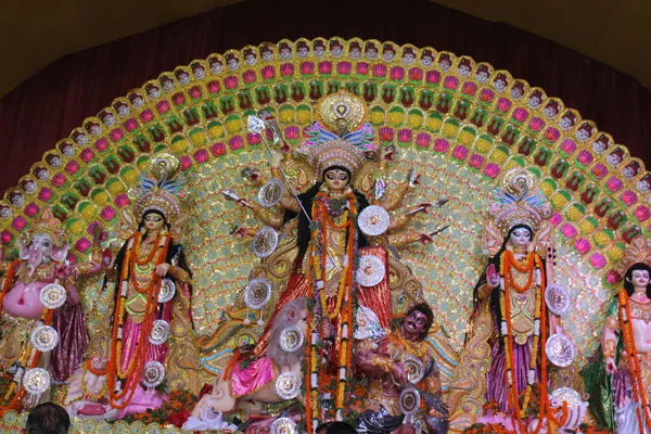 Jumalatar Durga Idoli Koristeltu Durga Puja Pandaali Ammuttiin Värillinen Valo — kuvapankkivalokuva