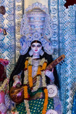 Yeni Delhi, Hindistan 'da renkli ışıkta çekilen Durga Puja pandalında tanrıça Durga idolü. Durga Puja, Hinduizm 'in en büyük dini festivali ve şimdi dünya çapında ünlü.