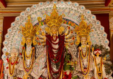 Yeni Delhi, Hindistan 'da renkli ışıkta çekilen Durga Puja pandalında tanrıça Durga idolü. Durga Puja, Hinduizm 'in en büyük dini festivali ve şimdi dünya çapında ünlü.
