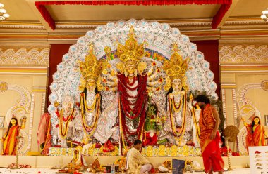 Yeni Delhi, Hindistan 'da renkli ışıkta çekilen Durga Puja pandalında tanrıça Durga idolü. Durga Puja, Hinduizm 'in en büyük dini festivali ve şimdi dünya çapında ünlü.