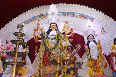 Yeni Delhi, Hindistan 'da renkli ışıkta çekilen Durga Puja pandalında tanrıça Durga idolü. Durga Puja, Hinduizm 'in en büyük dini festivali ve şimdi dünya çapında ünlü.