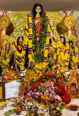 Yeni Delhi, Hindistan 'da renkli ışıkta çekilen Durga Puja pandalında tanrıça Durga idolü. Durga Puja, Hinduizm 'in en büyük dini festivali ve şimdi dünya çapında ünlü.