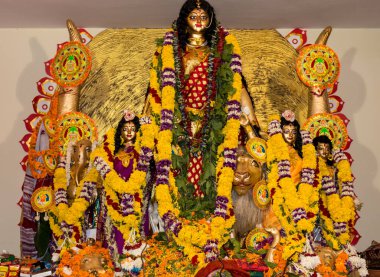 Yeni Delhi, Hindistan 'da renkli ışıkta çekilen Durga Puja pandalında tanrıça Durga idolü. Durga Puja, Hinduizm 'in en büyük dini festivali ve şimdi dünya çapında ünlü.