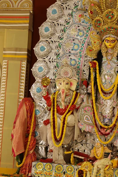 女神ドゥルガの偶像は インドのニューデリーでカラーライトで撮影された装飾されたドゥルガ 法会のパンダルです ドゥルガ プラハはヒンズー教最大の宗教祭で 現在では世界中で祝われています — ストック写真