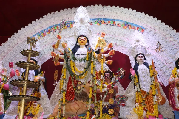印度新德里 杜尔加女神神像在装饰过的杜尔加 普贾仪表板上 在彩灯下被射中 Durga Puja是印度教最大的宗教节日 现在是世界著名的宗教节日 — 图库照片