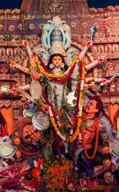 Yeni Delhi, Hindistan 'da renkli ışıkta çekilen Durga Puja pandalında tanrıça Durga idolü. Durga Puja, Hinduizm 'in en büyük dini festivali ve şimdi dünya çapında ünlü.