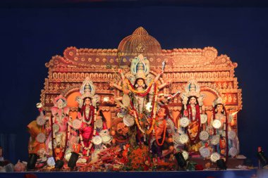 Yeni Delhi, Hindistan 'da renkli ışıkta çekilen Durga Puja pandalında tanrıça Durga idolü. Durga Puja, Hinduizm 'in en büyük dini festivali ve şimdi dünya çapında ünlü.
