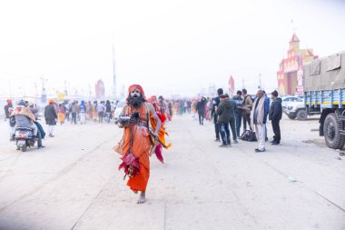 Prayagraj, Uttar Pradesh, Hindistan - 14 Ocak 2025: Mahakumbh, Mahakumbh, kutsal erkek naga sadhu baba grubu, Sangam 'daki kutsal nehir kenevirine ibadet etmek için Pagraj' da maha kumbh mela 'ya katılıyor..
