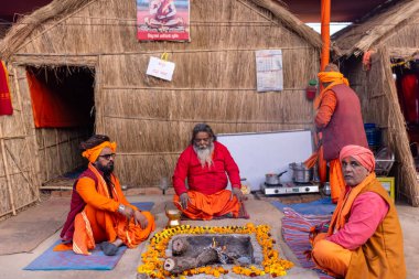 Prayagraj, Uttar Pradesh, Hindistan - 14 Ocak 2025: Mahakumbh, Mahakumbh, kutsal erkek naga sadhu baba grubu, Sangam 'daki kutsal nehir kenevirine ibadet etmek için Pagraj' da maha kumbh mela 'ya katılıyor..