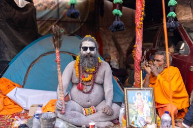 Prayagraj, Uttar Pradesh, Hindistan - 14 Ocak 2025: Mahakumbh, Kutsal erkek naga sadhu baba 'nın Sangam' daki kutsal nehir kenevirine ibadet etmek için Pagraj 'da maha kumbh mela' ya katılan portresi.