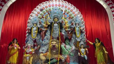 Subho mahalaya, Navratri Festivali sırasında dekore edilmiş renkli Pandal 'a yerleştirilmiş Tanrıça Durga' nın el yapımı renkli bir idolünün videosu..