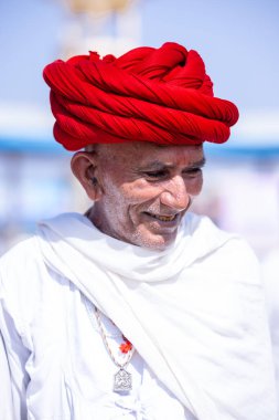 Puşkar, Rajasthan, Hindistan - 10 Kasım 2024: Rajasthani erkek haham cemaatinin portresi.