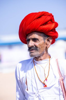 Puşkar, Rajasthan, Hindistan - 10 Kasım 2024: Rajasthani erkek haham cemaatinin portresi.