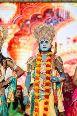 Gaziabad, Uttar Pradesh, Hindistan - 03 Ekim 2024: Hintli sanatçıların portresi, Ramlila 'daki Dussehra Festivali sırasında Hintli tanrı müsveddesi Ramayana karakterlerini canlandırıyor.