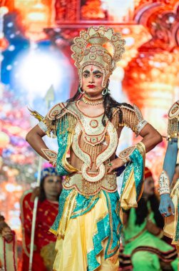 Gaziabad, Uttar Pradesh, Hindistan - 03 Ekim 2024: Hintli sanatçıların portresi, Ramlila 'daki Dussehra Festivali sırasında Hintli tanrı müsveddesi Ramayana karakterlerini canlandırıyor.