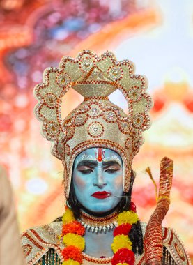 Gaziabad, Uttar Pradesh, Hindistan - 03 Ekim 2024: Hintli sanatçıların portresi, Ramlila 'daki Dussehra Festivali sırasında Hintli tanrı müsveddesi Ramayana karakterlerini canlandırıyor.