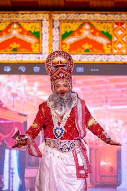 Gaziabad, Uttar Pradesh, Hindistan - 05 Ekim 2024: Dasharatha ve Kaikeyi karakterlerini canlandıran Hintli sanatçıların portresi.