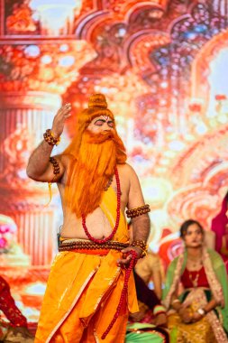 Gaziabad, Uttar Pradesh, Hindistan - 03 Ekim 2024: Hintli sanatçıların portresi, Ramlila 'daki Dussehra Festivali sırasında Hintli tanrı müsveddesi Ramayana karakterlerini canlandırıyor.