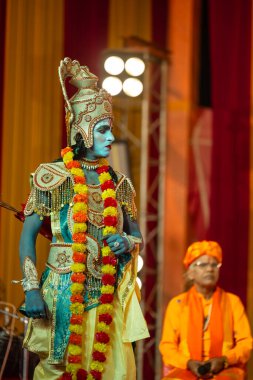 Gaziabad, Uttar Pradesh, Hindistan - 03 Ekim 2024: Hintli sanatçıların portresi, Ramlila 'daki Dussehra Festivali sırasında Hintli tanrı müsveddesi Ramayana karakterlerini canlandırıyor.