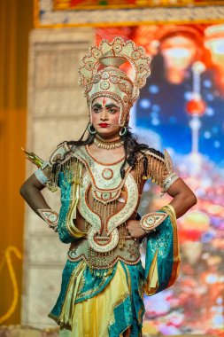 Gaziabad, Uttar Pradesh, Hindistan - 03 Ekim 2024: Hintli sanatçıların portresi, Ramlila 'daki Dussehra Festivali sırasında Hintli tanrı müsveddesi Ramayana karakterlerini canlandırıyor.