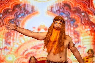 Gaziabad, Uttar Pradesh, Hindistan - 03 Ekim 2024: Hintli sanatçıların portresi, Ramlila 'daki Dussehra Festivali sırasında Hintli tanrı müsveddesi Ramayana karakterlerini canlandırıyor.