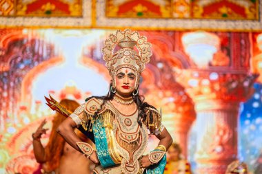 Gaziabad, Uttar Pradesh, Hindistan - 03 Ekim 2024: Hintli sanatçıların portresi, Ramlila 'daki Dussehra Festivali sırasında Hintli tanrı müsveddesi Ramayana karakterlerini canlandırıyor.