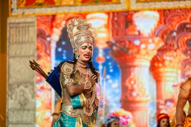 Gaziabad, Uttar Pradesh, Hindistan - 03 Ekim 2024: Hintli sanatçıların portresi, Ramlila 'daki Dussehra Festivali sırasında Hintli tanrı müsveddesi Ramayana karakterlerini canlandırıyor.