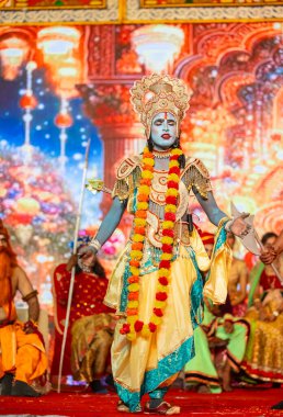 Gaziabad, Uttar Pradesh, Hindistan - 03 Ekim 2024: Hintli sanatçıların portresi, Ramlila 'daki Dussehra Festivali sırasında Hintli tanrı müsveddesi Ramayana karakterlerini canlandırıyor.