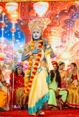 Gaziabad, Uttar Pradesh, Hindistan - 03 Ekim 2024: Hintli sanatçıların portresi, Ramlila 'daki Dussehra Festivali sırasında Hintli tanrı müsveddesi Ramayana karakterlerini canlandırıyor.