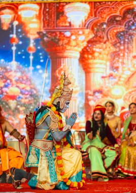 Gaziabad, Uttar Pradesh, Hindistan - 03 Ekim 2024: Hintli sanatçıların portresi, Ramlila 'daki Dussehra Festivali sırasında Hintli tanrı müsveddesi Ramayana karakterlerini canlandırıyor.