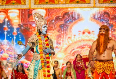 Gaziabad, Uttar Pradesh, Hindistan - 03 Ekim 2024: Hintli sanatçıların portresi, Ramlila 'daki Dussehra Festivali sırasında Hintli tanrı müsveddesi Ramayana karakterlerini canlandırıyor.