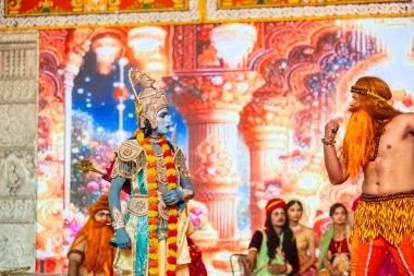 Gaziabad, Uttar Pradesh, Hindistan - 03 Ekim 2024: Hintli sanatçıların portresi, Ramlila 'daki Dussehra Festivali sırasında Hintli tanrı müsveddesi Ramayana karakterlerini canlandırıyor.