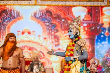 Gaziabad, Uttar Pradesh, Hindistan - 03 Ekim 2024: Hintli sanatçıların portresi, Ramlila 'daki Dussehra Festivali sırasında Hintli tanrı müsveddesi Ramayana karakterlerini canlandırıyor.