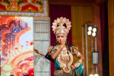 Gaziabad, Uttar Pradesh, Hindistan - 03 Ekim 2024: Hintli sanatçıların portresi, Ramlila 'daki Dussehra Festivali sırasında Hintli tanrı müsveddesi Ramayana karakterlerini canlandırıyor.