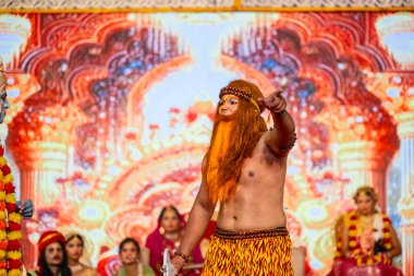 Gaziabad, Uttar Pradesh, Hindistan - 03 Ekim 2024: Hintli sanatçıların portresi, Ramlila 'daki Dussehra Festivali sırasında Hintli tanrı müsveddesi Ramayana karakterlerini canlandırıyor.