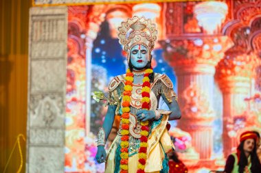 Gaziabad, Uttar Pradesh, Hindistan - 03 Ekim 2024: Hintli sanatçıların portresi, Ramlila 'daki Dussehra Festivali sırasında Hintli tanrı müsveddesi Ramayana karakterlerini canlandırıyor.