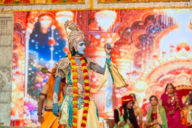 Gaziabad, Uttar Pradesh, Hindistan - 03 Ekim 2024: Hintli sanatçıların portresi, Ramlila 'daki Dussehra Festivali sırasında Hintli tanrı müsveddesi Ramayana karakterlerini canlandırıyor.