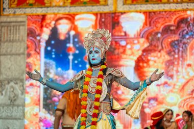 Gaziabad, Uttar Pradesh, Hindistan - 03 Ekim 2024: Hintli sanatçıların portresi, Ramlila 'daki Dussehra Festivali sırasında Hintli tanrı müsveddesi Ramayana karakterlerini canlandırıyor.